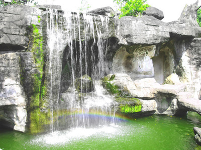 瀑布与彩虹图片