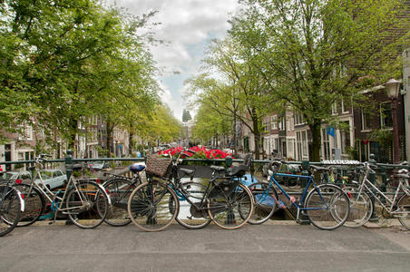 阿姆斯特丹大桥，很多停放的自行车