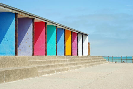 色彩斑斓的石阶沙滩小屋