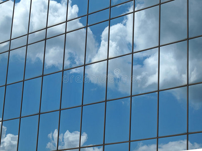 现代办公楼窗户的云反射
