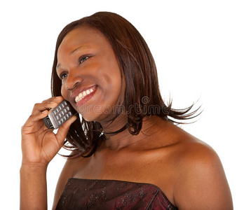 一位非洲裔美国妇女正在用手机通话