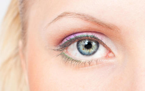 粉绿妆的眼睛