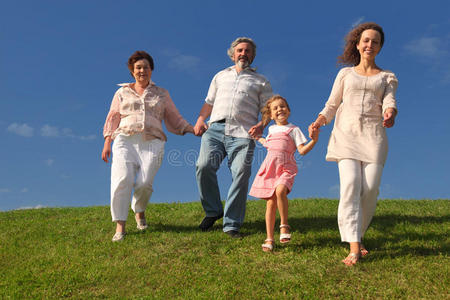 一家人散步图片