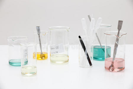 各种混合物的实验室工作台。