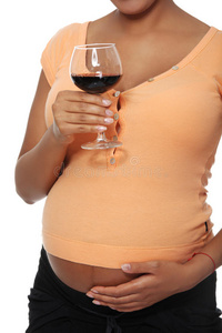 孕妇手持盛满酒精的玻璃杯