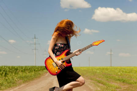 在乡下弹吉他的女孩。