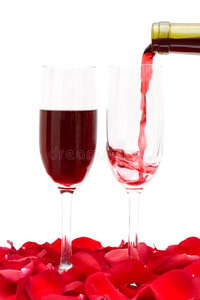 两个酒杯和红玫瑰花瓣
