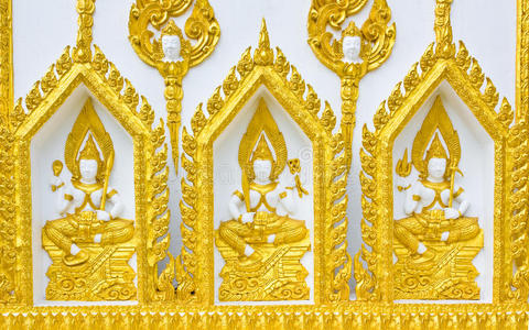 泰国寺庙墙上的宗教雕像
