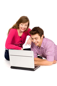 青少年夫妇使用笔记本电脑