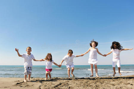 快乐儿童团在沙滩上玩耍