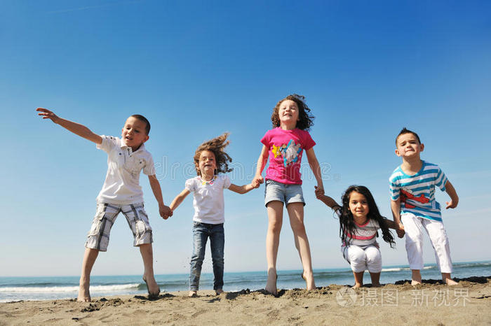 快乐儿童团在沙滩上玩耍