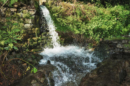 山间溪流