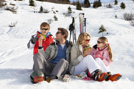一家人在滑雪度假时一起野餐