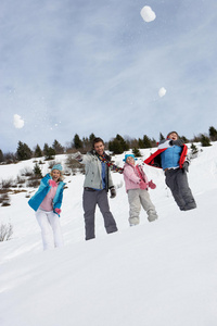 寒假玩雪球的年轻家庭