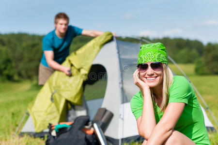 露营夫妇搭起帐篷阳光明媚的乡村