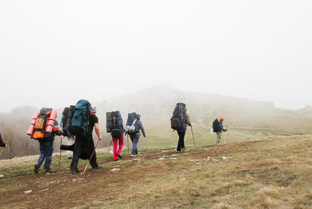 徒步穿越高原的游客。