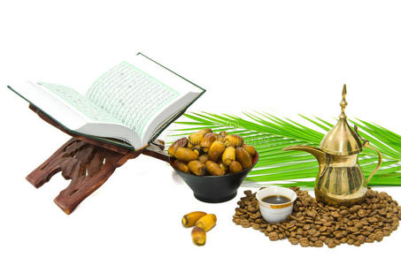 阿拉伯咖啡配枣子和古兰经