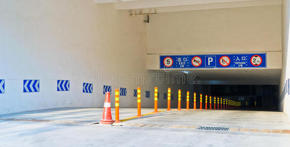 地下停车场入口图片