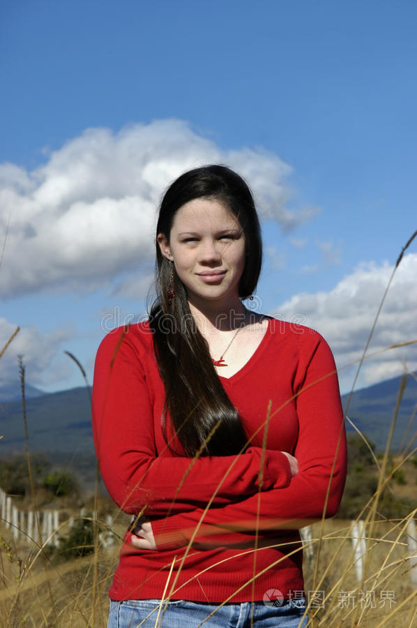 格陵兰美丽蓝天的粉红女人夕阳下的女性剪影雨伞女子跳跃日落剪影黄色