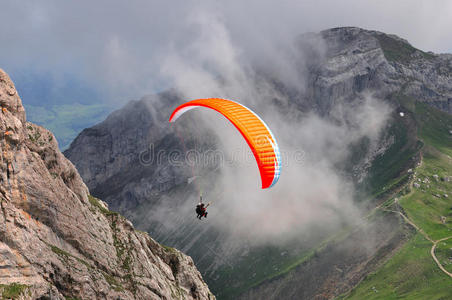 瑞士卢森附近的瑞士阿尔卑斯山滑翔伞