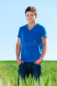 成人 男人 好的 草地 衬衫 微笑 天空 风景 空闲时间