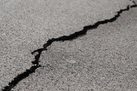 在asfalt中裂纹照片
