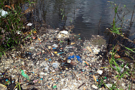 水滴到河流河流水污染照片