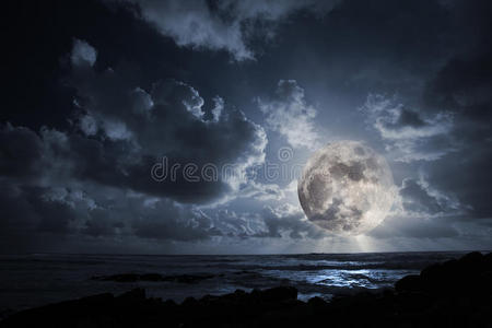 海中明月