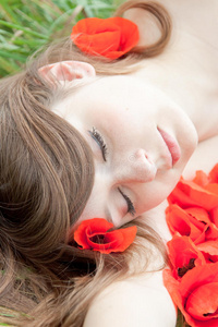 年轻女子在红花上睡觉