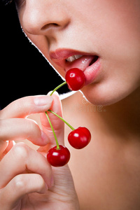 新鲜红桃年轻女人的红桃嘴照片