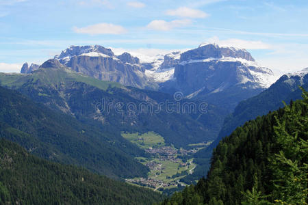 白云石山景