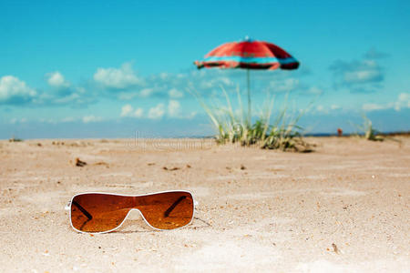 沙滩太阳镜雨伞海天图片