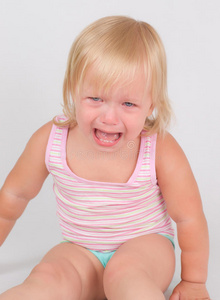 满意的女孩坐在白色的椅子上哭泣不满意的人头上有个小人不满意的医生