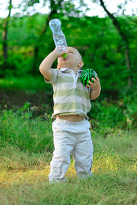 那男孩用瓶子喝水
