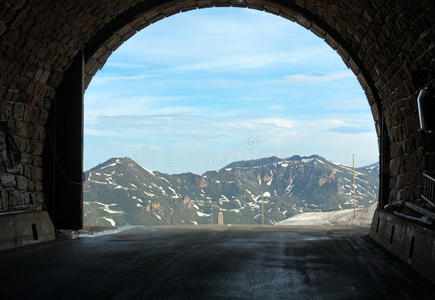 阿尔卑斯山从霍克托隧道夏季景观