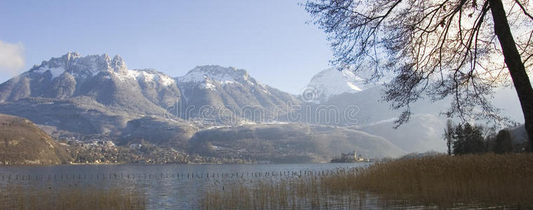 安纳西湖和雪山全景图片