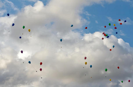 空中飞行的彩色气球