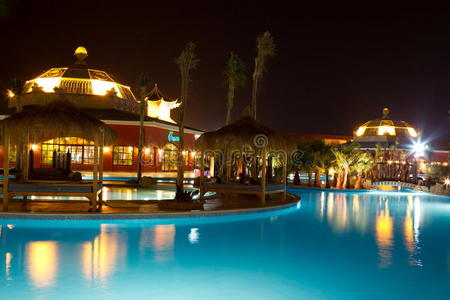 酒店夜间游泳池