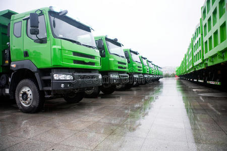 卡车的大篷车或车队一支自行驾驶的电动半卡车在高速公路上行驶的车队