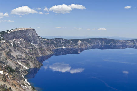 俄勒冈州火山口形成湖的边缘图片