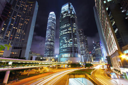 夜间通过香港市区的交通