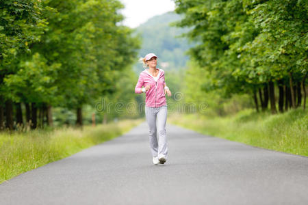 慢跑运动型年轻女子跑公园路