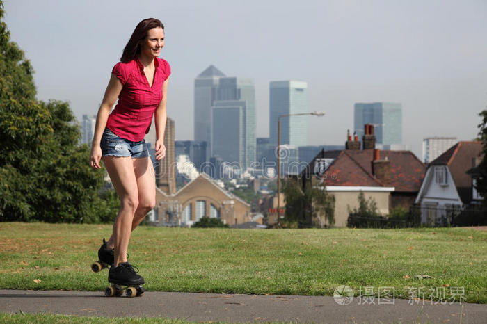 伦敦美丽女子夏季趣味轮滑