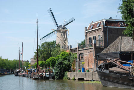 荷兰城市风光古达运河风车船图片