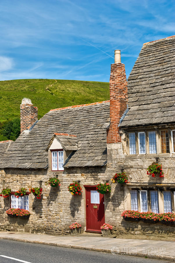 英国村庄的一排石灰岩小屋