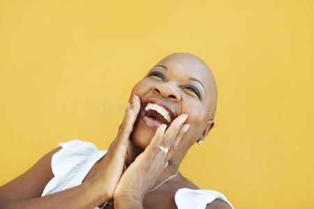 微笑着的成熟非洲女人