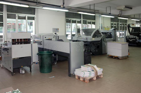 印刷车间印后加工线照片