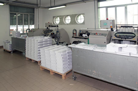 印刷车间:印后加工线照片