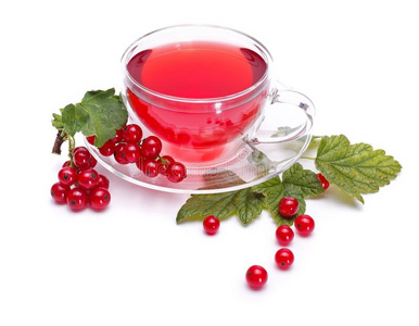 黑穗醋栗茶一杯黑醋栗, 一杯水果茶与黑醋栗浆果的木桌在复古村房子
