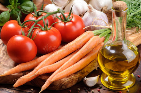 油胡萝卜新鲜西红柿,胡萝卜和橄榄油照片